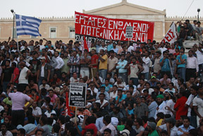Immigrants living in Greece rally in front of Parliament on Aug. 24 to protest racism attacks in Athens (Reuters Photo)