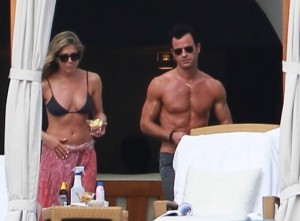 jennifer-aniston-justin-theroux-los-cabos-mexico-12272012-05-580x435