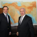 Greek Prime Minister Antonis Samaras (L) with Israeli peer Benjamin Netanyahu