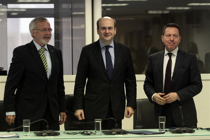 Greek Development and Competitiveness Minister Kostis Hatzidakis (center) with EIB President Werner Hoyer (left) and Greek Finance Minister Yannis Stournaras (right)