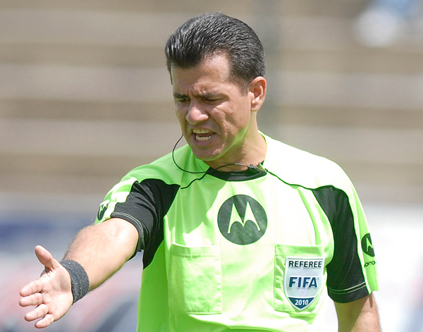 Carlos Vera referees Greece - Ivory Coast