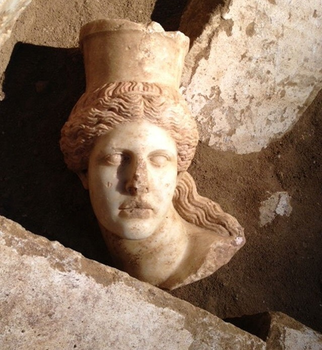 Figure 1. The head of the right-hand sphinx over the entrance as discovered inside the tomb