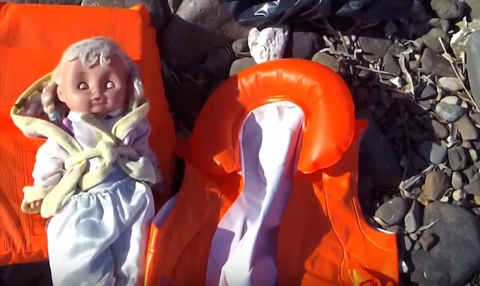 refugees_lesvos_twins_toy