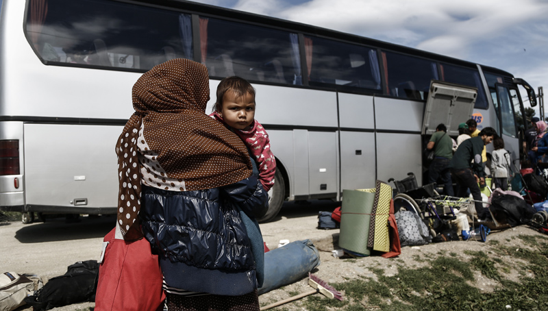 Πρόσφυγες και μετανάστες επιβιβάζονται σε λεωφορείο κατά την διάρκεια απομάκρυνσης τους από τον καταυλισμό της Ειδομένης, Τετάρτη 25 Μαΐου 2016. Με επιχείρηση που οργανώθηκε από την ΕΛΑΣ άρχισε η σταδιακή απομάκρυνση από τον καταυλισμό της Ειδομένης όλων των προσφύγων και μεταναστών και η μεταφορά τους σε οργανωμένες δομές φιλοξενίας. ΑΠΕ-ΜΠΕ/ΑΠΕ-ΜΠΕ/ΓΙΑΝΝΗΣ ΚΟΛΕΣΙΔΗΣ