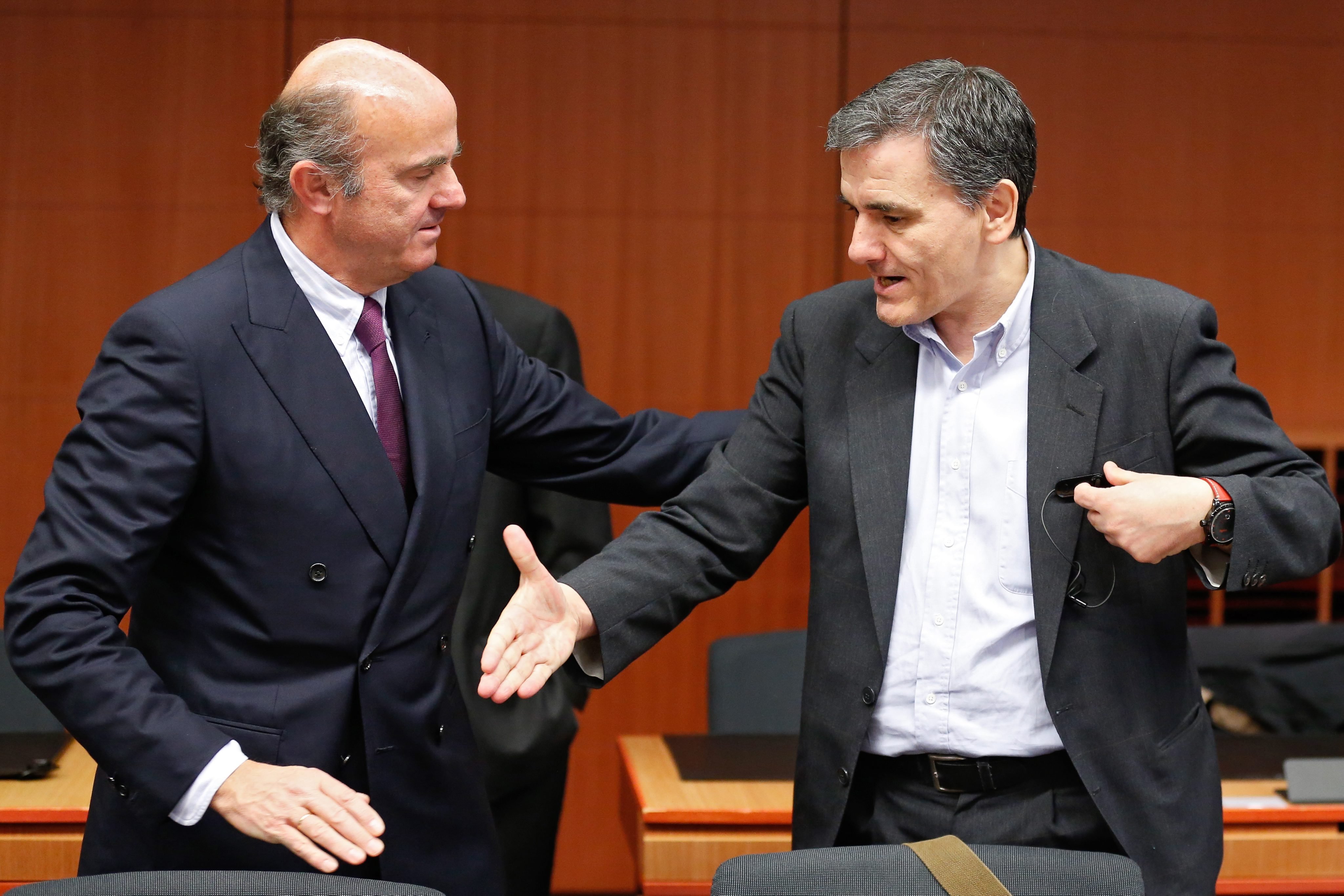 epa05154435 Spanish Minister of Economy Luis de Guindos (L) and Greek Finance Minister Euclid Tsakalotos (R) talk during a Eurogroup Finance ministers meeting at the European Council headquarters in Brussels, Belgium, 11 February 2016. The Eurogroup meeting's agenda is reported to be topped by the Portuguese draft budget, the Greek programme and general economic issues in the eurozone. EPA/LAURENT DUBRULE