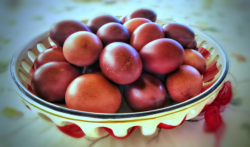 red eggs easter greek cracking 