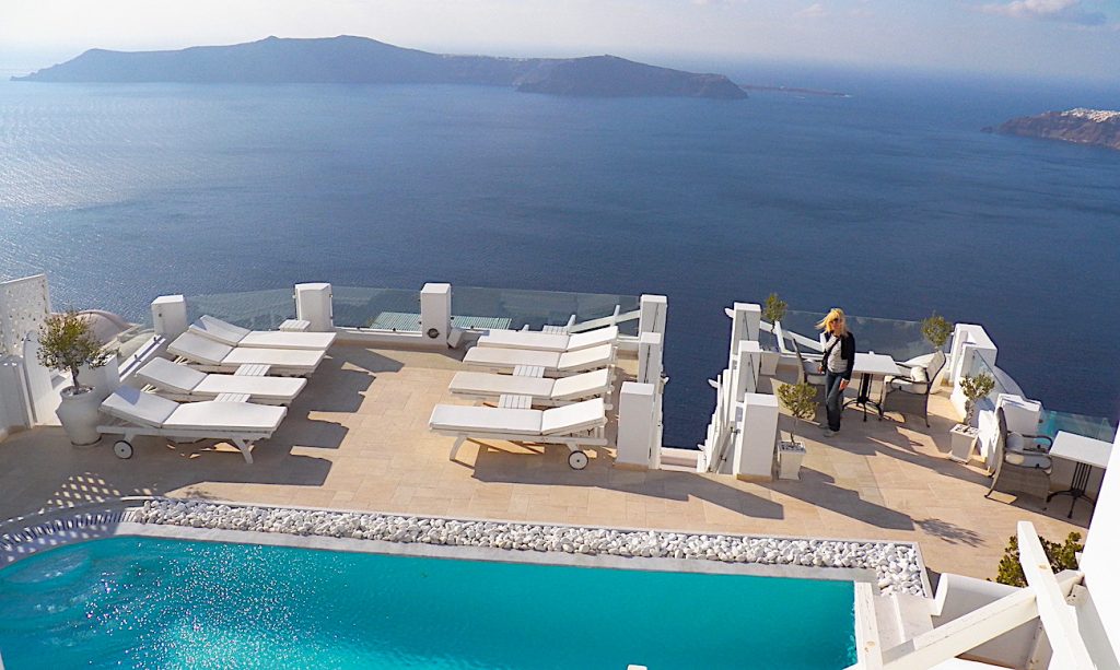 Cheap hotel in Santorini. 