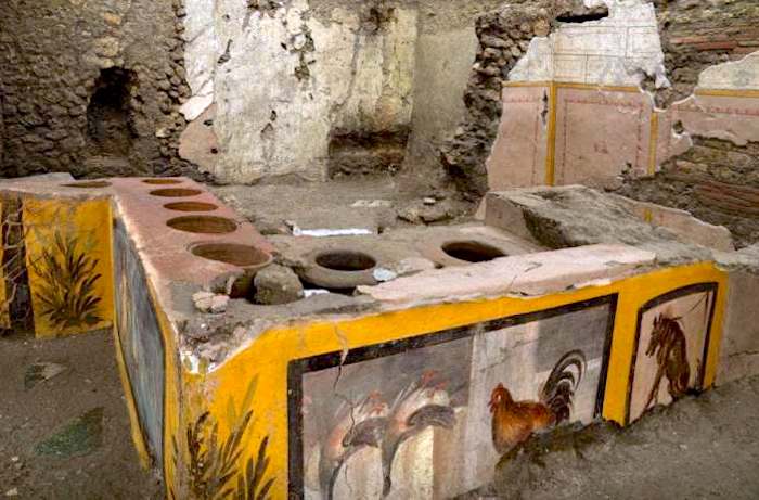 The spectacular street food shop in Pompeii