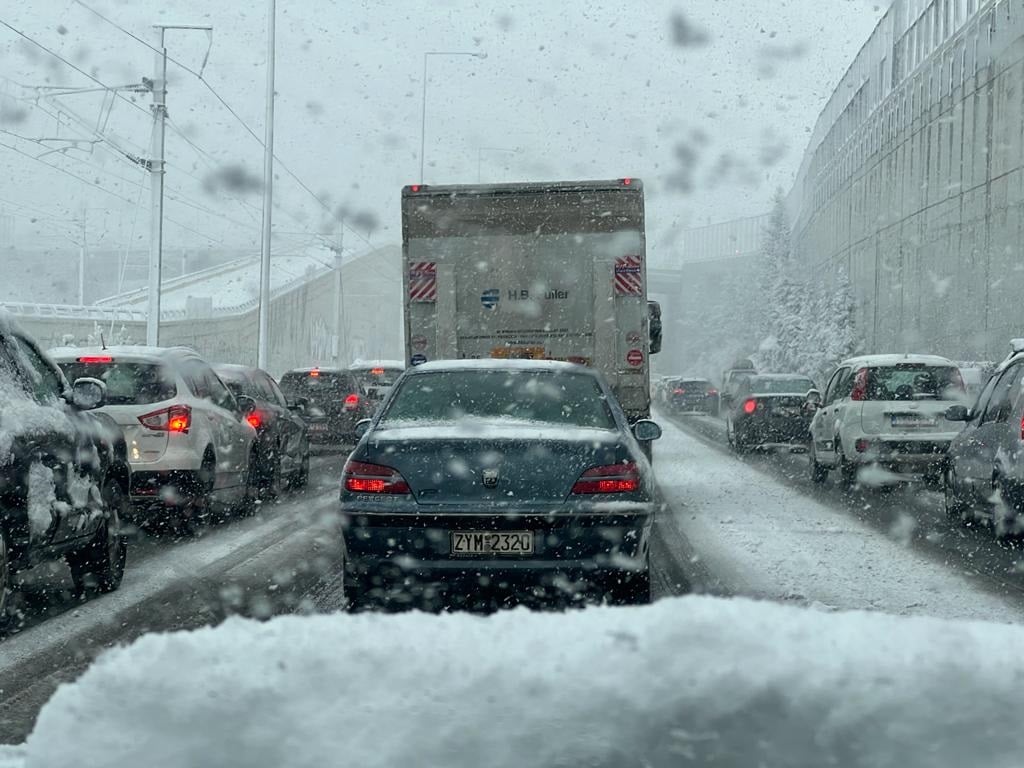 Motorists trapped Athens snow