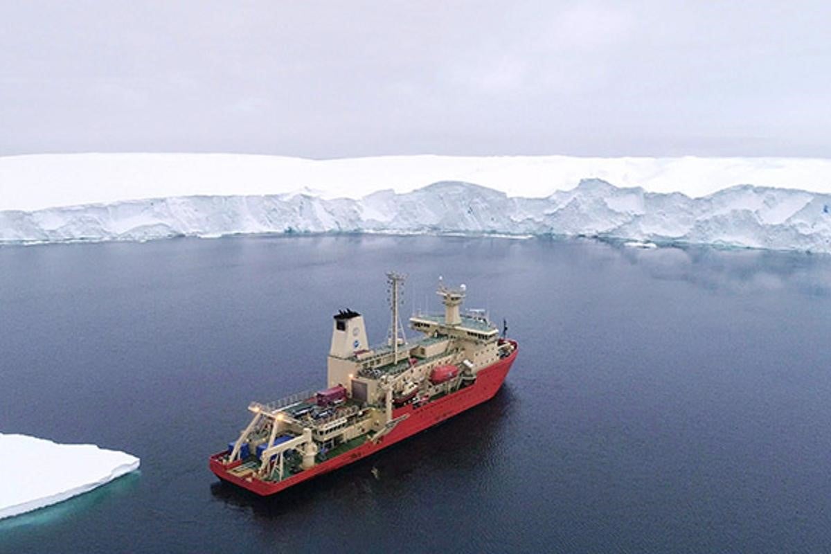 Research vessel in front of the Thwaites Glacier 