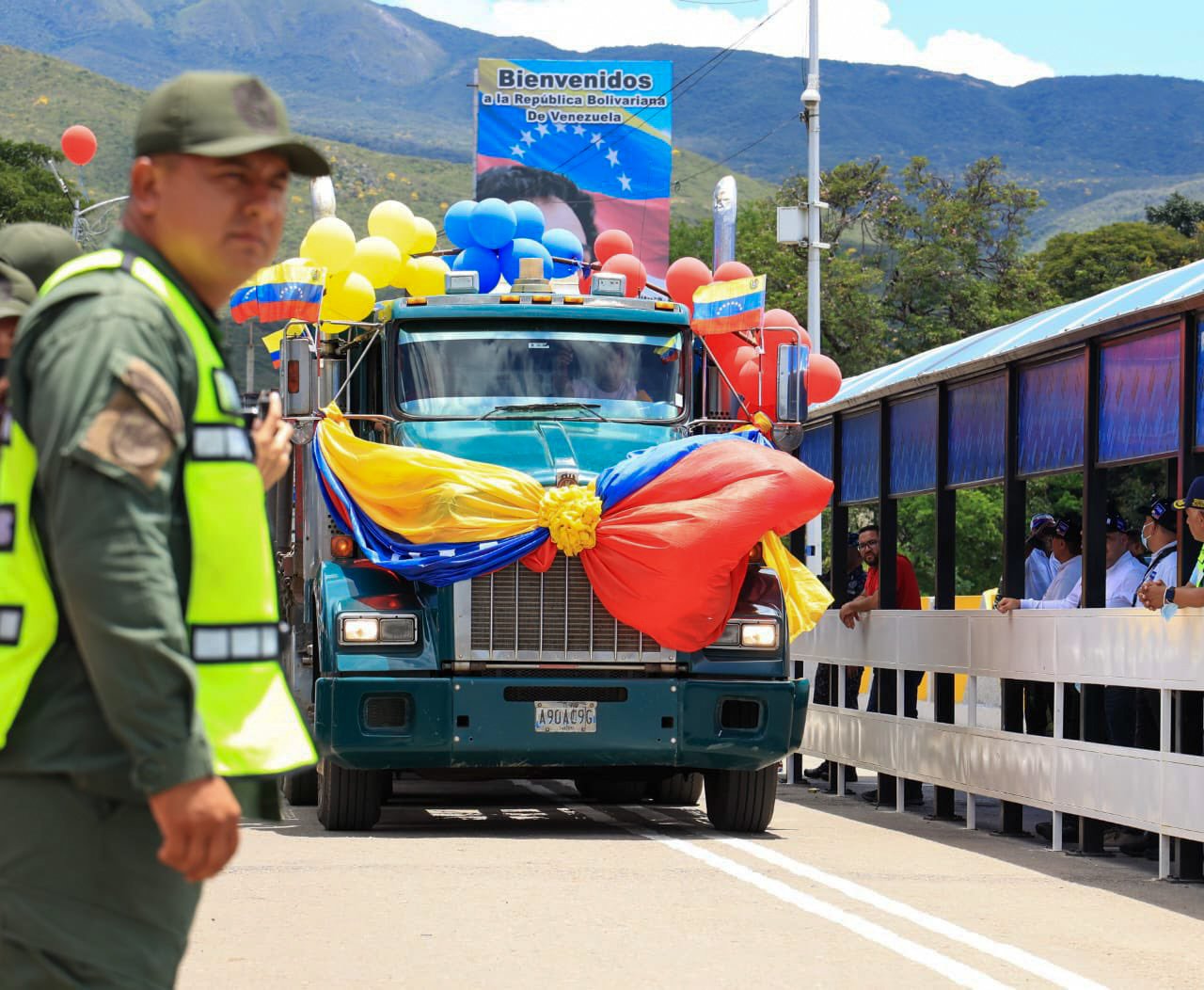 trucks to cross the border from Colombia to Venzuela