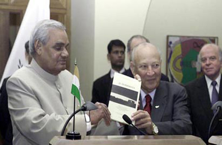 President of Cyprus Mr Glafcos Clerides presenting a book on poetry translated in Greek by Great Poet Mr Goerge Moleskis to Prime Minister Mr. Atal Bihari Vajpayee in Nicosia on October 8, 2002. Image source: Ministry of External Affairs, Government of India.