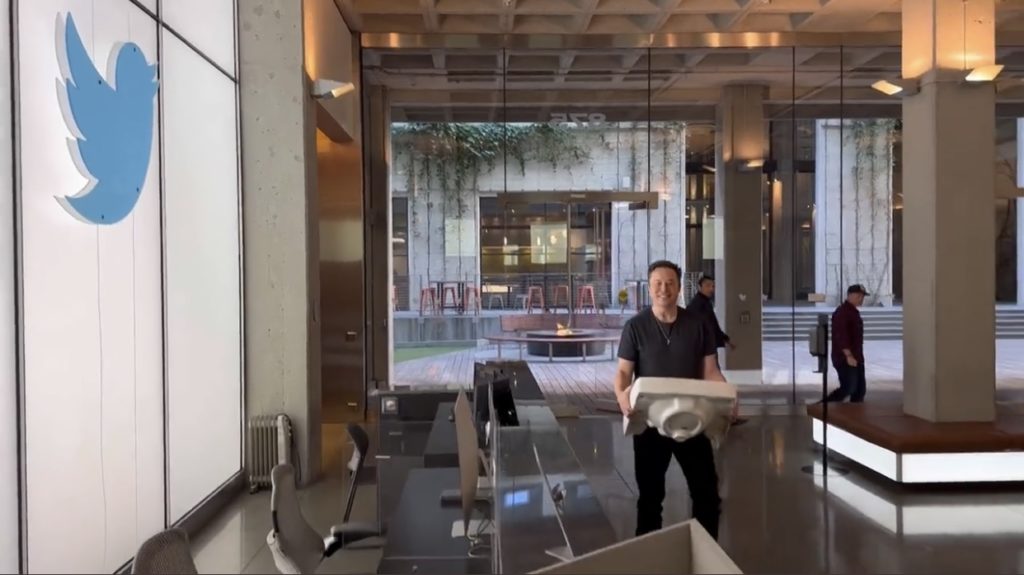 Elon Musk enters twitter headquarters holding a sink