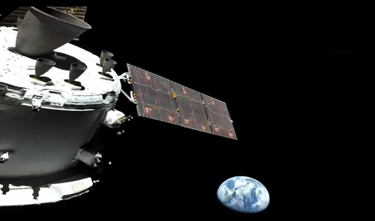 Nasa's Orion capsule looks back towards Earth