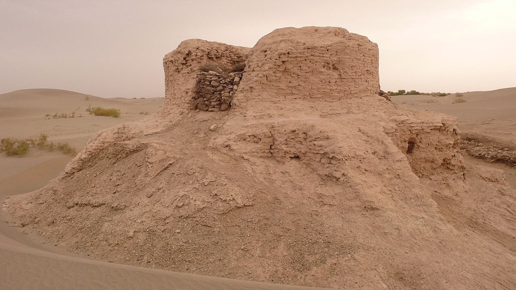 Rawak Temple in the Taklamakan desert (close to Hotan / Khotan). Image Credits: Daggel via Wikipedia.