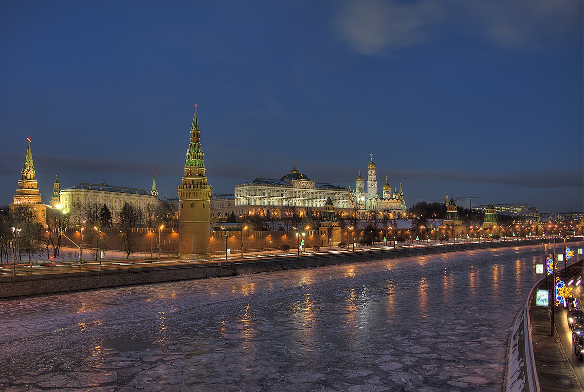 Night view of the Kremlin.