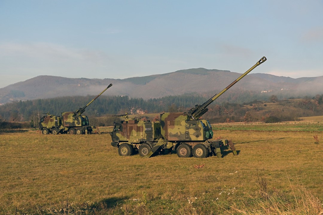 The Serbian army briefly deployed artillery within range of Kosovo
