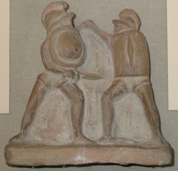 Greek pottery depicting gladiatorial combat. A hoplomachus appears on the left