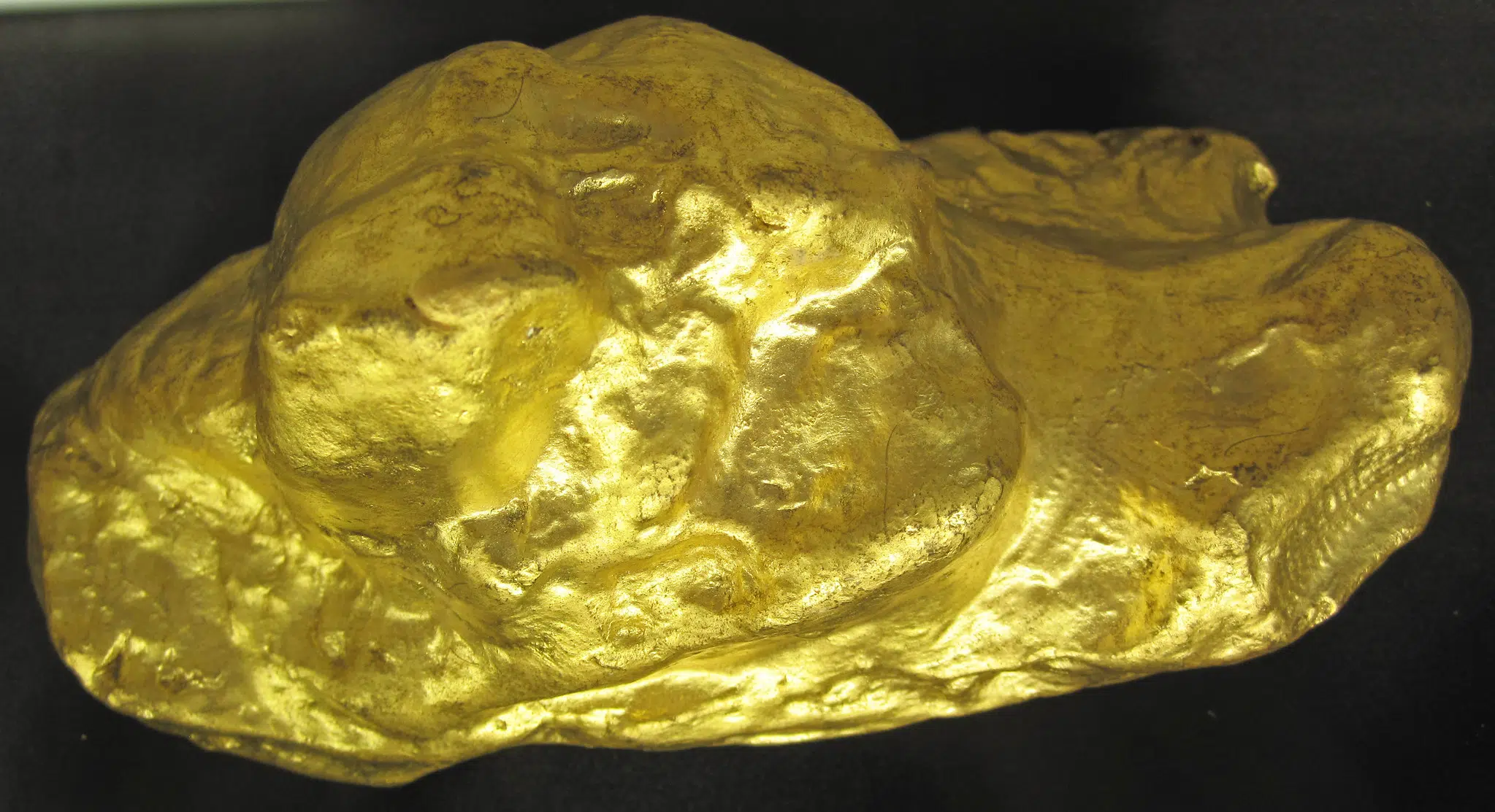 A detectorist with a faulty metal detector has unearthed England's biggest ever gold nugget