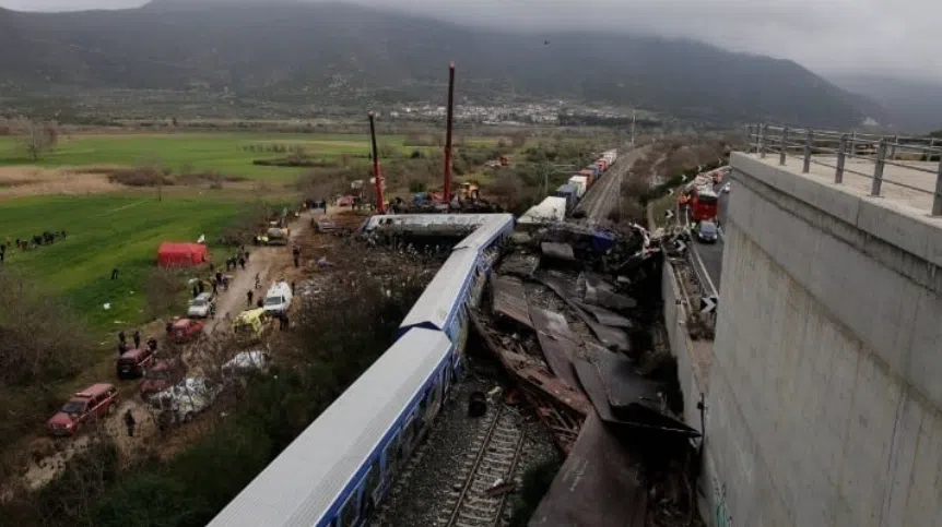 Athens municipal council will erect monument to Tempe train crash victims. 