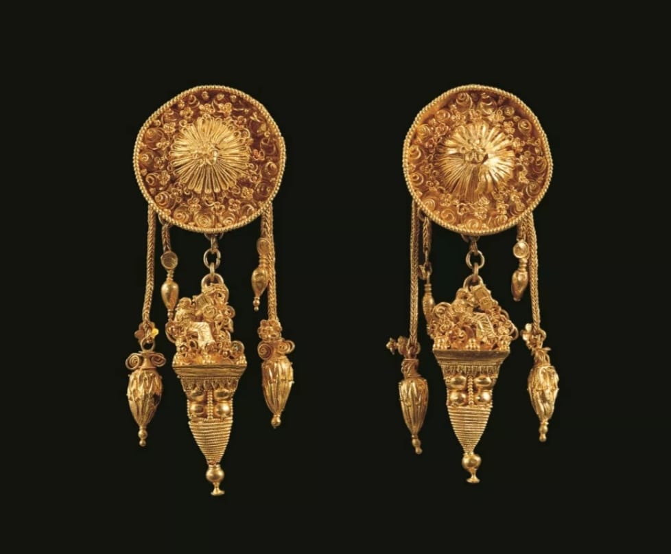 Timeless Stories of Gold Jewelry Dazzle Visitors at Athens Museum