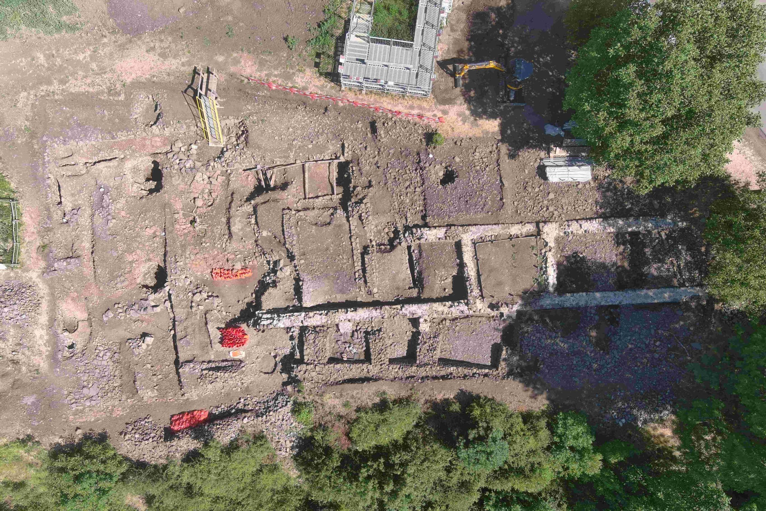 Remains of the 2025 excavation, pre-Augustan walls, Augustan buildings (forge), late-Augustan monumental building, late-Latenian spur wall