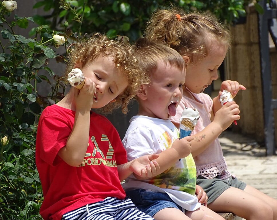 Children eating ice cream