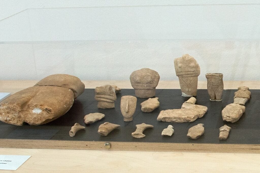 fragments from the island, including figurines dating to the Early Bronze Age