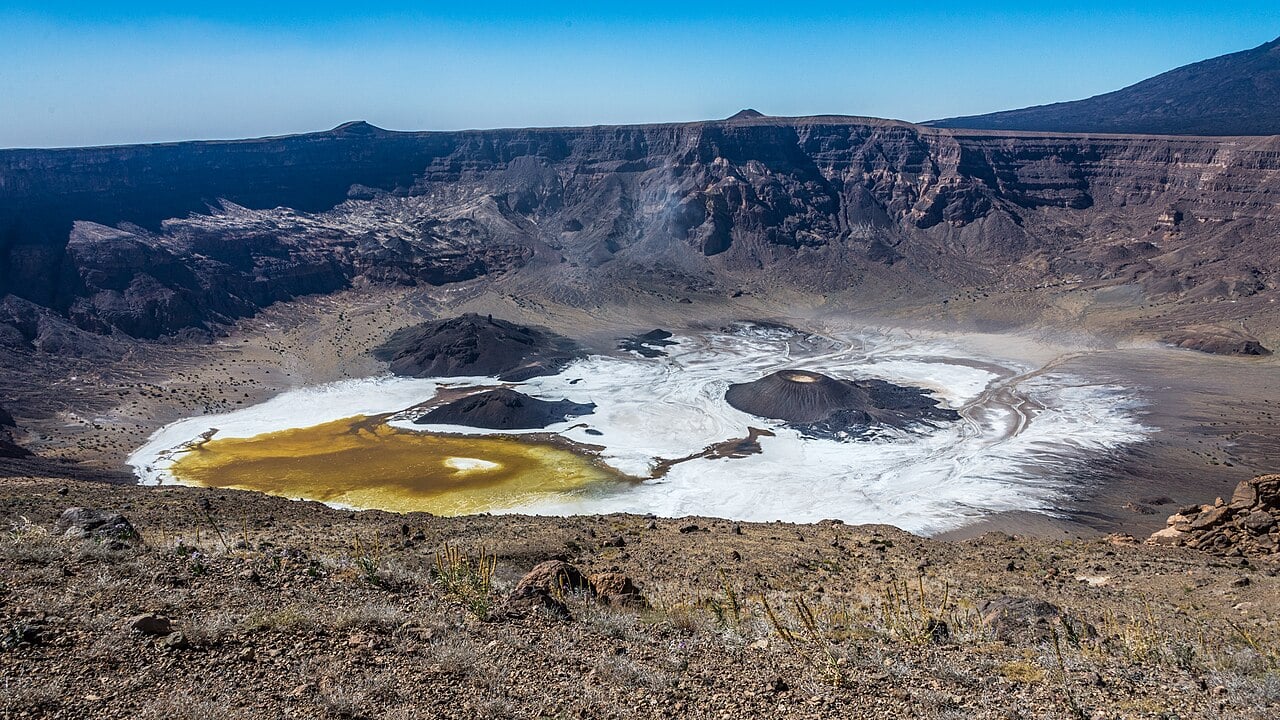 Mystery of Crater Lakes in Sahara Mountains Solved by New Study Mystery of Crater Lakes in Sahara Mountains Solved by New Study
