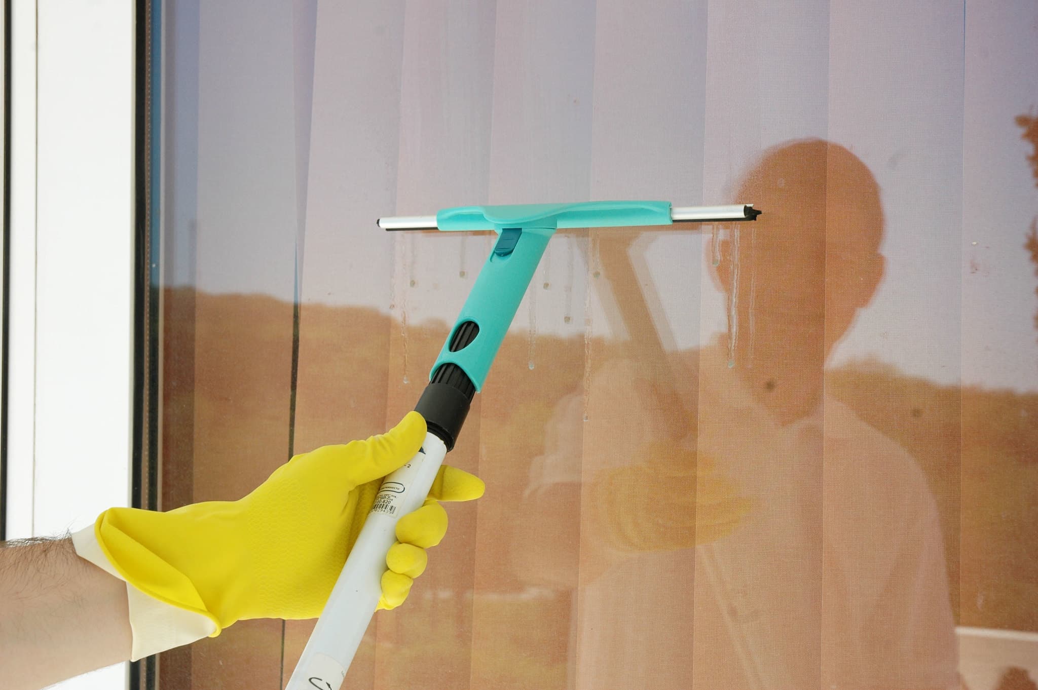 Researchers develop self-cleaning glass powered by electricity