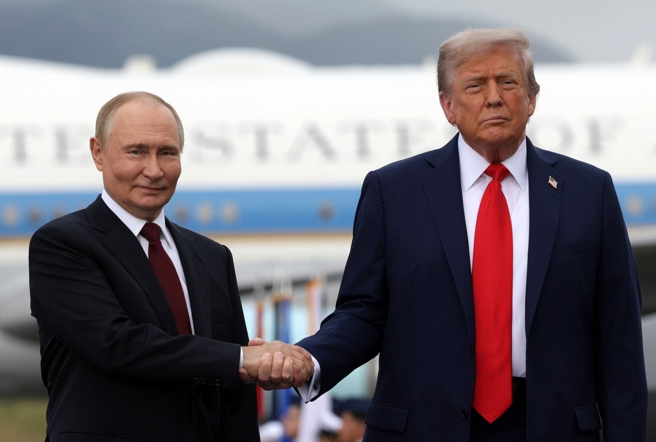 Putin poses with Trump in Alaska