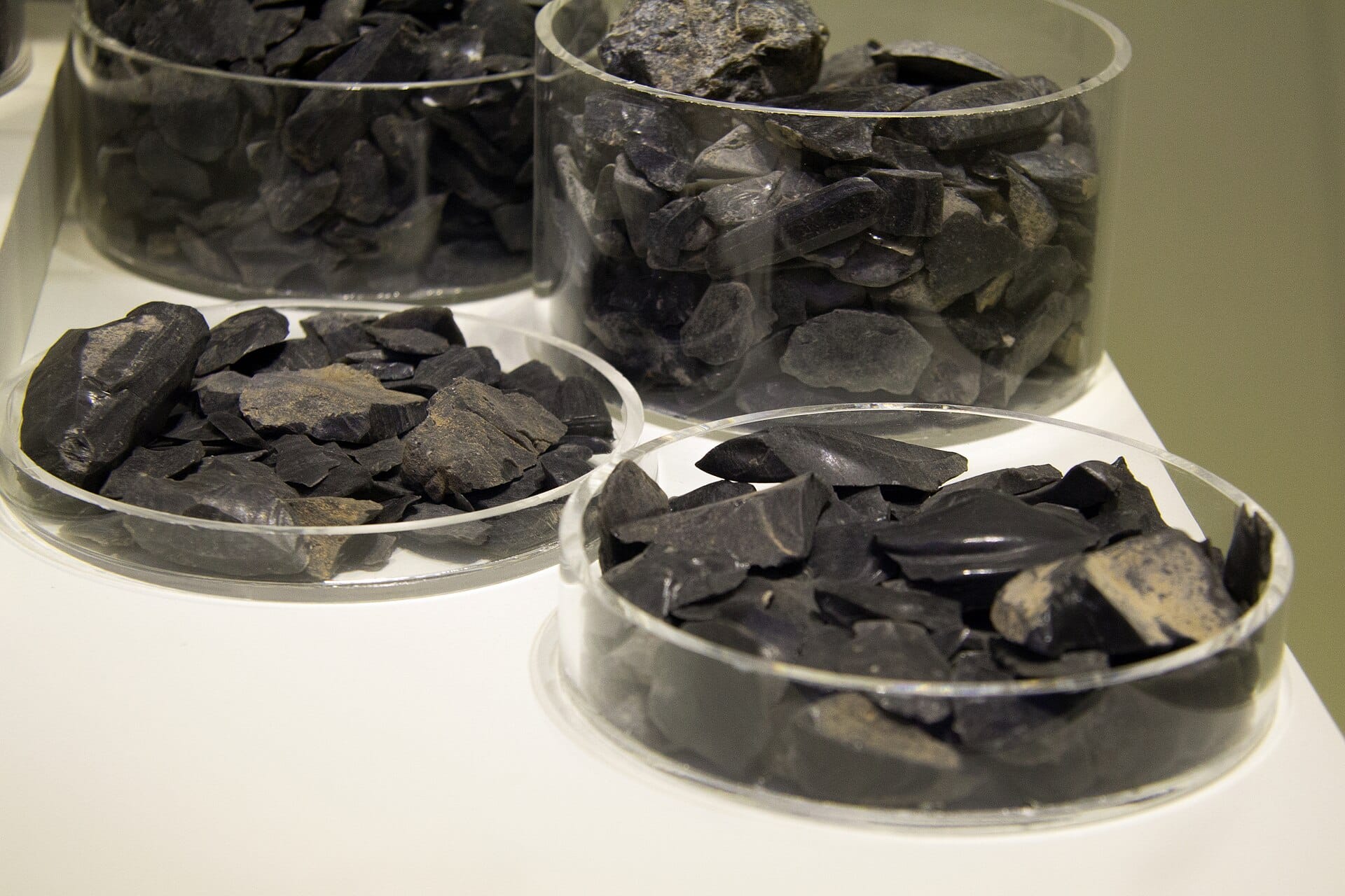 Archaeologists discovered obsidian from Melos in Knossos.