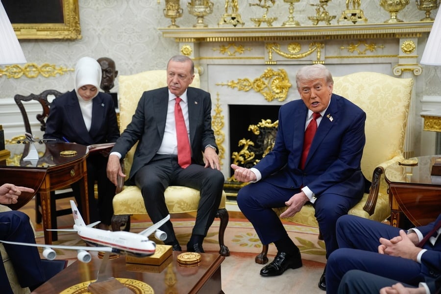 US President Donald Trump (R) meets with Turkish President Recep Tayyip Erdogan (C) successful the Oval Office of the White House