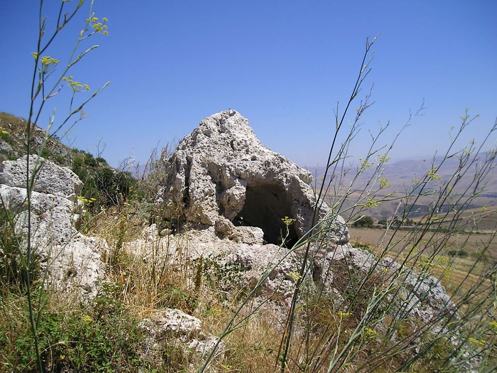 Stone enclosure astatine  the Polizzello tract  successful  Sicily
