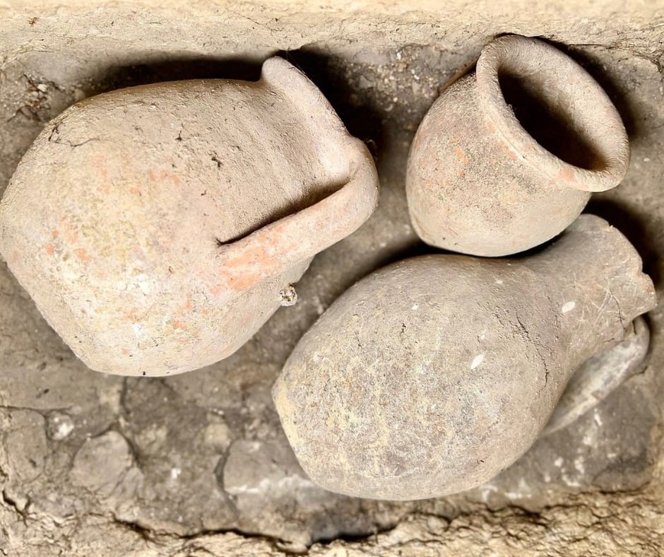 Terracotta vessels discovered inside the travertine urn
