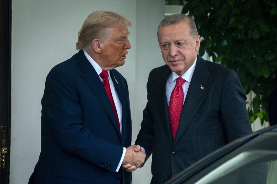 US President Donald Trump (L) welcomes Turkish President Recep Tayyip Erdogan (R) to the White House