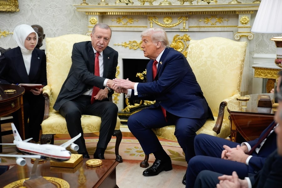 US President Donald Trump (R) shakes hands with Turkish President Recep Tayyip Erdogan (C) during their meeting in the Oval Office