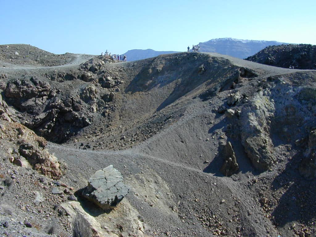 Magma Shift Between Santorini and Kolumbo Volcanoes Fueled 2025 Earthquakes, Scientists Say