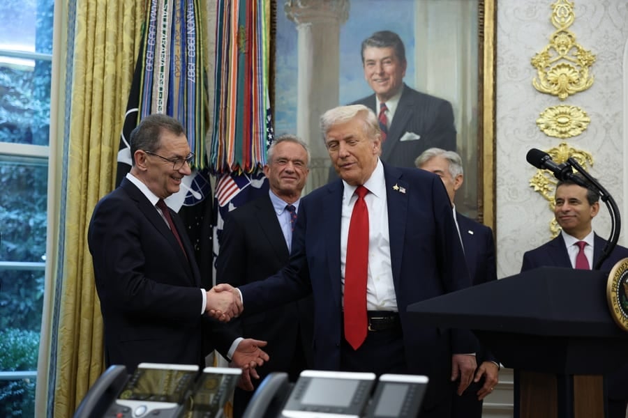 US President Donald Trump shakes hands with Pfizer CEO Albert Bourla (R) during an announcement successful  the Oval Office astatine  the White House