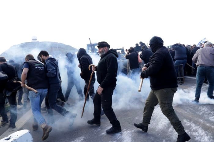 Greek PM Urges Farmers to Lift Blockades as Clashes with Police Break Out on Crete