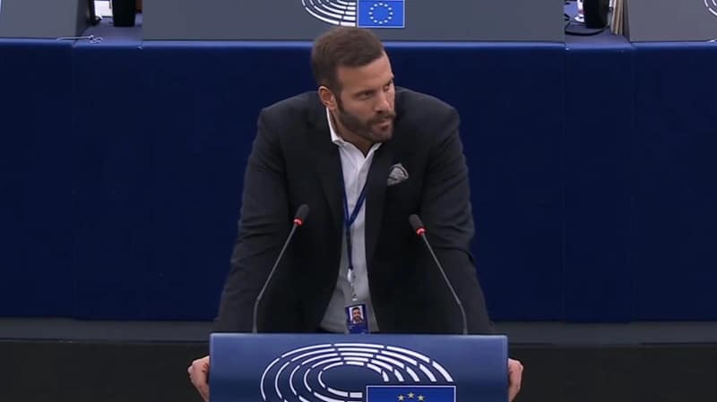 Greek MEP Expelled from SYRIZA Group Over Assault on Journalist