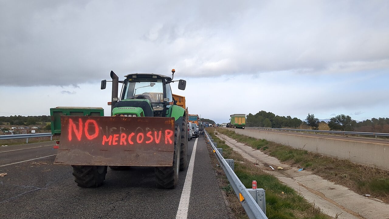Farmers Sound Alarm as EU–Mercosur Deal Lets Non-Greek Producers Use Name “Feta”