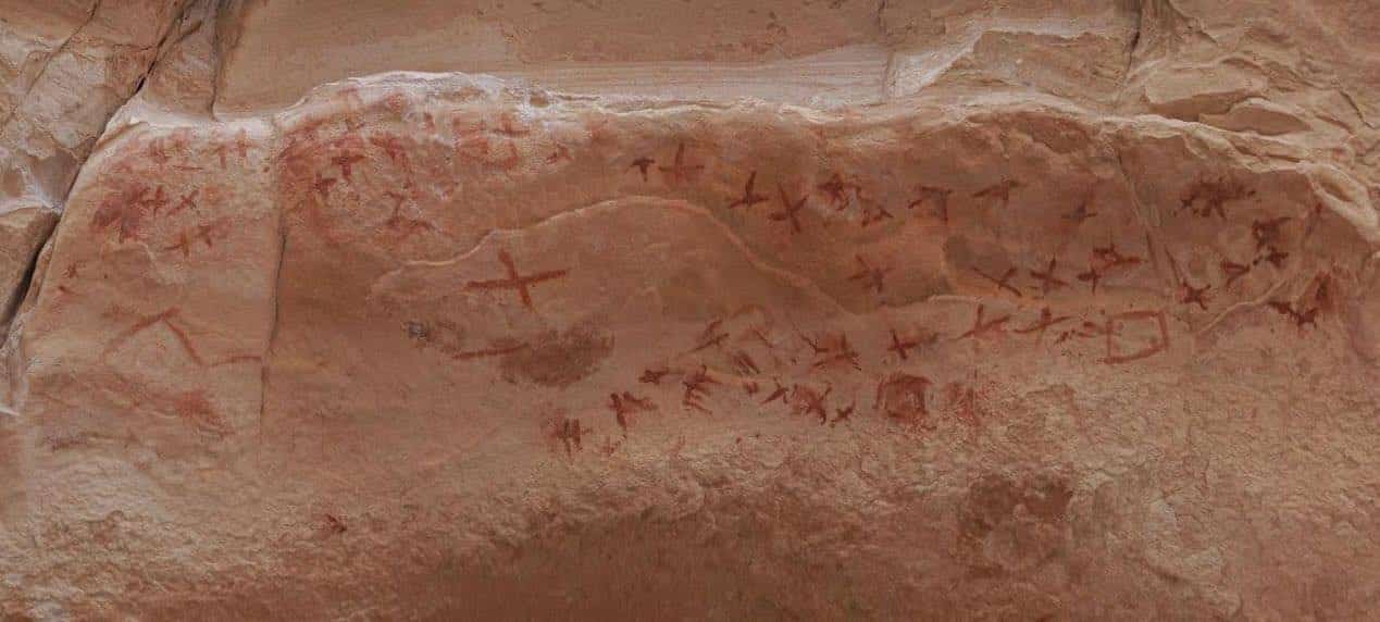 Red and dark-pigment markings preserved on a rock surface at the Um ‘Irak Plateau