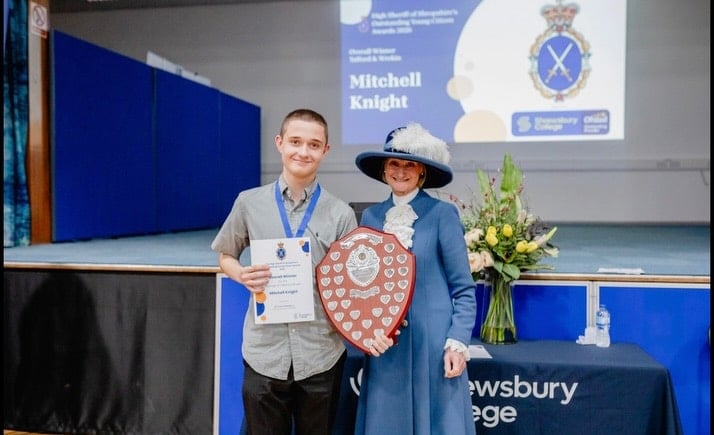 Βραβευμένος Βρετανός Φοιτητής για μια Δεκαετία Σώσεως Αδέσποτων Ζώων στην Ελλάδα – GreekReporter.com