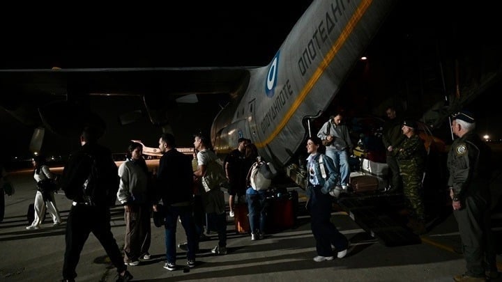 Hundreds of Greek Citizens Repatriated From Middle East