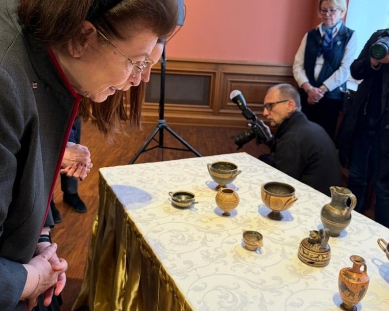 Hungary Repatriates Stolen Ancient Vases to Greece