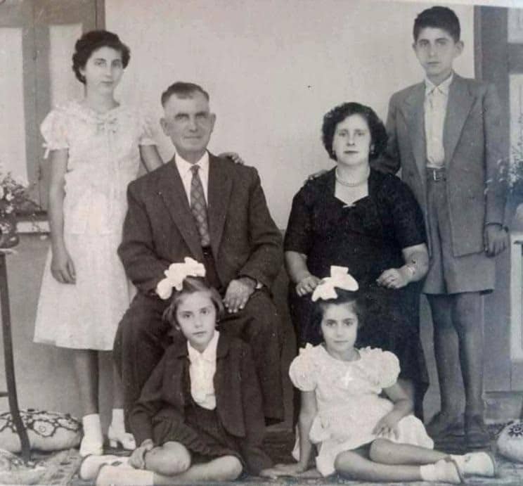 Apostolos Evangelinos, who was a Greek immigrant to the US, settled in Savannah, Georgia, and later returned to Greece, pictured here with his wife Aglaia and their children, Marika, Konstantinos, Vloutina Valentina, and Olga.