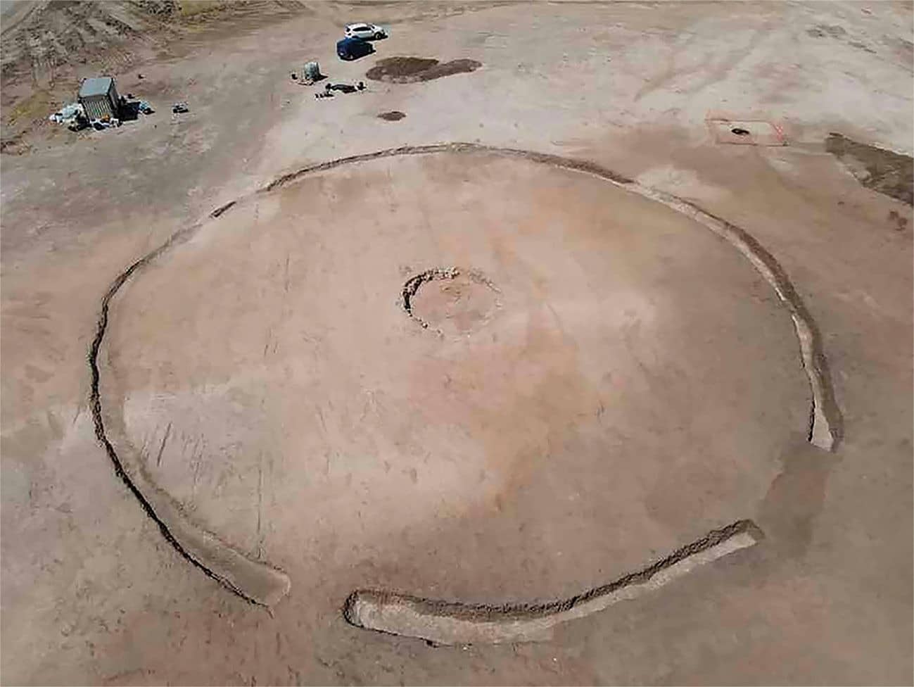 Aerial photograph of the tomb and enclosure 450 during the excavation work