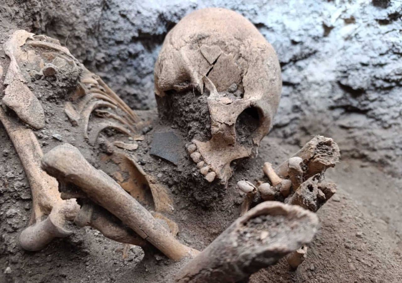 Teotihuacan-Era Tombs With 47 Miniature Vessels Uncovered in Mexico