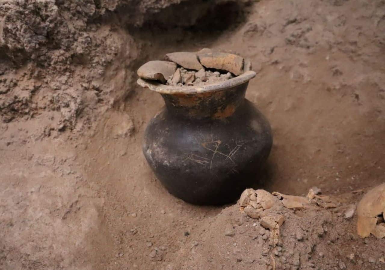 Miniature vessel found among funerary offerings